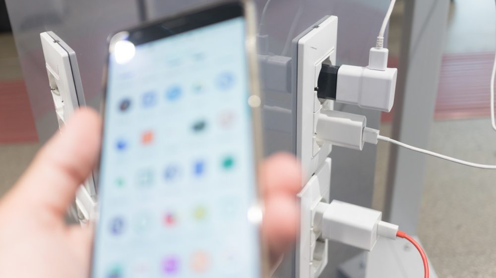 Ostanite bezbedni i dok ste na putu: Sprečite krađu podataka tokom punjenja pametnog telefona na javnim mestima 1