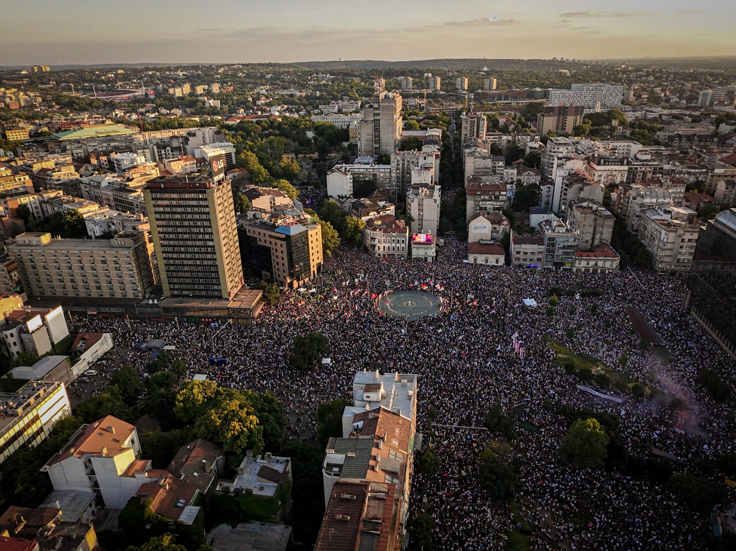 Kako je izgledao protest „Vidimo se na Vidovdan“ u slikama (FOTO) 3 Kako je izgledao protest „Vidimo se na Vidovdan“ u slikama (FOTO) 3