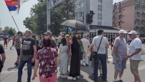 Kraj školske godine ne označava kraj humanosti i podrške studentima. Ovim rečima maturanti Prve tehničke škole u Kragujevcu pozvali su sugrađane na blokadu raskrsnice kod Medicinske škole u znak odavanja pičasti nastradalima u Novom Sadu.