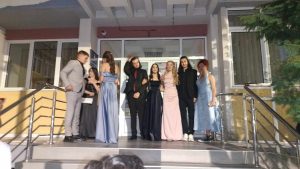 Građani Kosjerića i Užica okupili su se ispred zgrade suda u Užicu kako bi iskazali svoje nezadovoljstvo zbog hapšenja maturanta iz Kosjerića koji je osumnjičen za napad na novinarku Informera. Grupa maturanata je ušla u sud zahtevajući da ga puste na maturu.