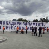 U "Ćacilendu" Vulin i novi transparent s porukom studentima u blokadama: Blokaderi, Srbija nije genocidna država (FOTO) 3