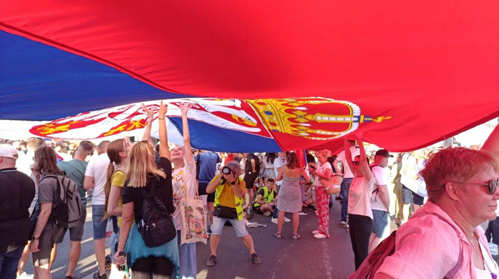 Kako izgledaju uniforme pravih veterana koji obezbeđuju studente, a kako one u koje su se presvukle pristalice SNS? 1