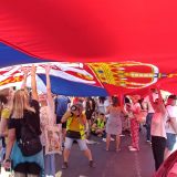 Kako izgledaju uniforme pravih veterana koji obezbeđuju studente, a kako one u koje su se presvukle pristalice SNS? 1