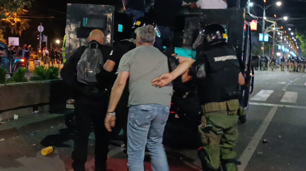 Asistent snimatelja N1 zadobio kontuziju ramena i nadlaktice prilikom intervencije policije 1