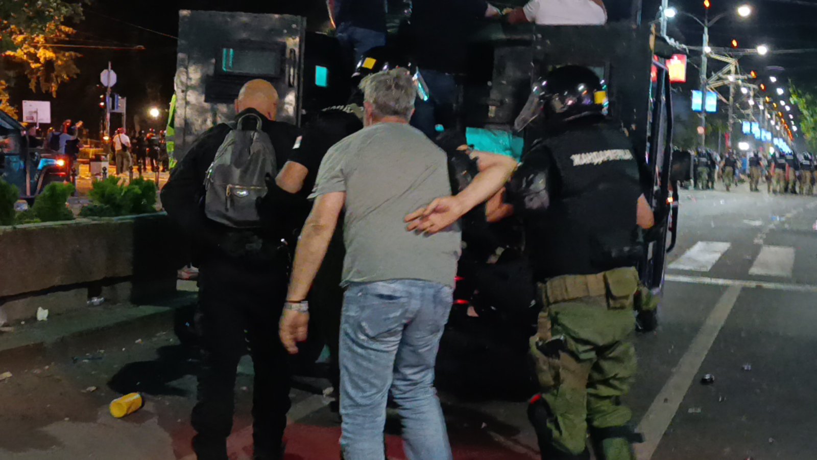 Incidenti nakon studentskog protesta na Vidovdan, ima povređenih i privedenih (FOTO, VIDEO) 6 Incidenti nakon studentskog protesta na Vidovdan, ima povređenih i privedenih (FOTO, VIDEO) 6