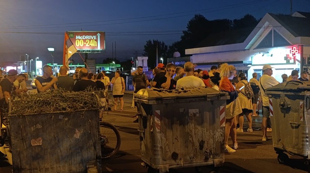 "Blokade i represija": Dojče vele o "paklenim noćima na ulicama Srbije" 1