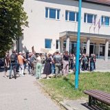 Pristalice SNS cepale fotografije na izložbi u Bačkom Petrovcu (VIDEO) 8