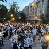 Protest "I nama je dosta krvi" u Novom Sadu: Prostorije SNS-a koje su gađane jajima i crvenom bojom štiti policija (VIDEO, FOTO) 10