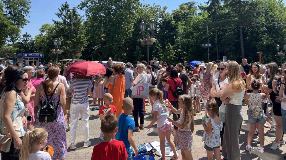 Protest studenata i građana "Ne želimo Ćacilend u Vrbasu": Napeto ispred prostorija SNS-a, poletele flaše i jaja 1