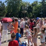 Protest studenata i građana "Ne želimo Ćacilend u Vrbasu": Napeto ispred prostorija SNS-a, poletele flaše i jaja 11