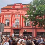 Protest u Zaječaru: SNS baca birački materijal u kontejner, opozicija traži ponavljanje izbora (VIDEO, FOTO) 6