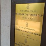 MUP: Policija uhapsila četiri osobe koje su brašnom i jajima gađale prostorije SNS u Novom Sadu 8