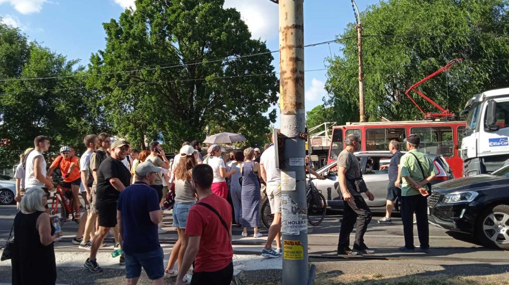 Uhapšen Šveđanin koji je policajcu nudio mito da mu omogući da vozilom prođe kroz blokadu građana 1