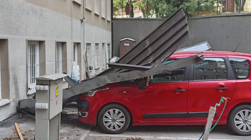 Pao deo krova sa Medicinskog fakulteta (FOTO) 1