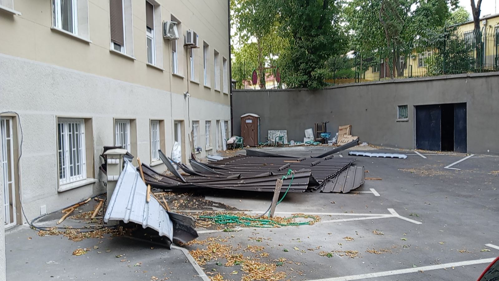 Pao deo krova sa Medicinskog fakulteta (FOTO) 3