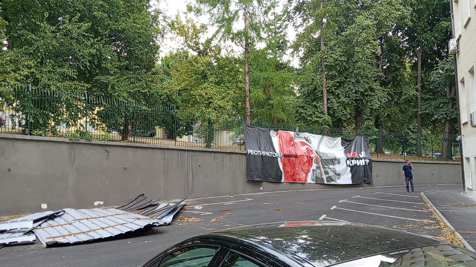 Pao deo krova sa Medicinskog fakulteta (FOTO) 2