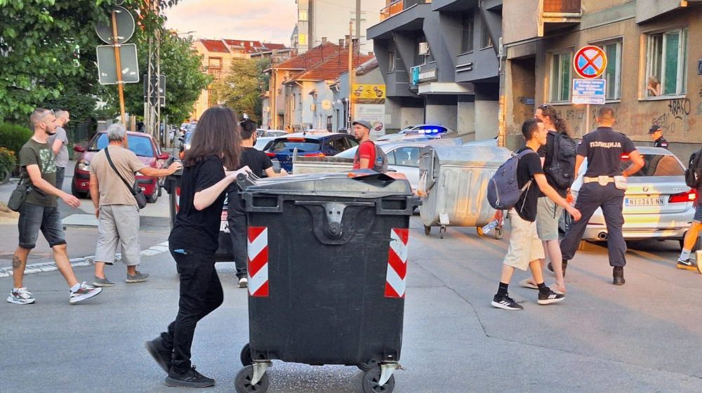 Policija privela čoveka koji je napao okupljene građane u Skenderbegovoj ulici 1