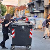 Policija privela čoveka koji je napao okupljene građane u Skenderbegovoj ulici 2