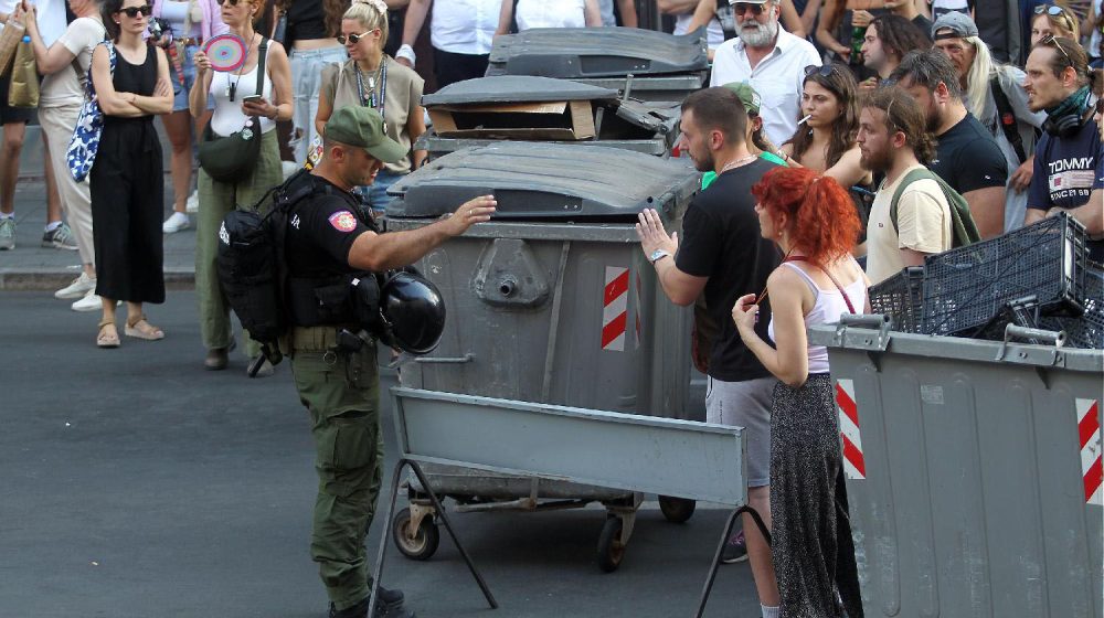 "Goreli kafići, kancelarije SNS-a zatrpane smećem": Oslobođenje o tenzijama koje su na vrhuncu u Srbiji (VIDEO) 1