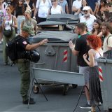 "Goreli kafići, kancelarije SNS-a zatrpane smećem": Oslobođenje o tenzijama koje su na vrhuncu u Srbiji (VIDEO) 12