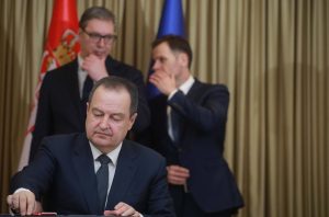 Nemačka i Velika Britanija vrše pritisak na Srbiju da "očisti" srpsku vladu od političara koji favorizuju razvoj odnosa sa Rusijom, piše ruski TASS pozivajući se na svoje izvore iz Beograda.