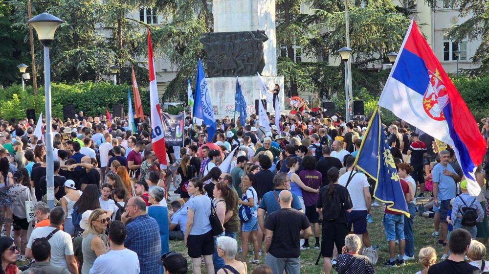 Maturantu koji je uhapšen javili megafonom da je primljen na željeni fakultet 1