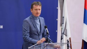 Ministar za javna ulaganja Darko Glišić ponovo je targetirao televiziju N1, direktno optužujući našu medijsku kuću da je "medijski regrutovala" Vladana A. koji je juče zapalio šator i iz vatrenog oružja ranio jednu osobu u tzv. Ćacilendu ispred Skupštine Srbije.