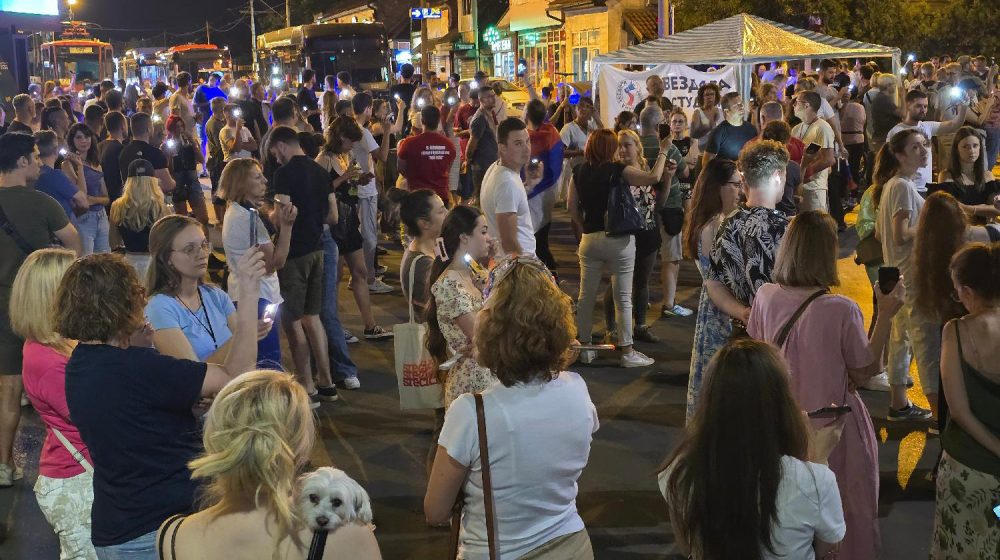 Nematerijalni spomenik žrtvama ubistva pod novosadskom nadstrešnicom 1