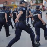 Građani u Novom Pazaru plastičnim flašama gađali policajce: Pogođen načelnik policije 3