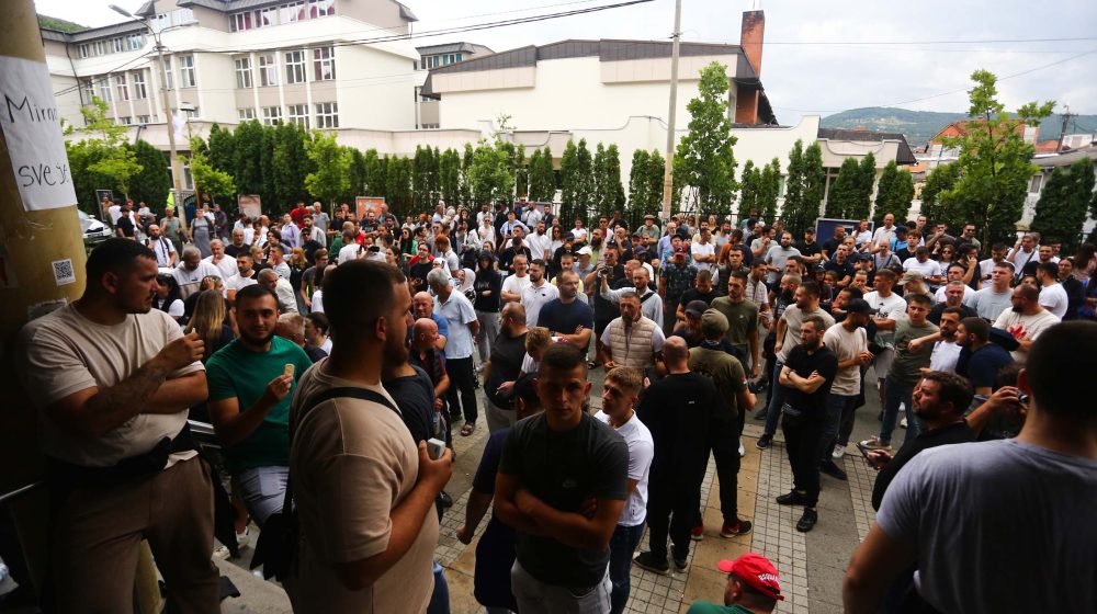 Građani u Novom Pazaru ispred suda traže puštanje na slobodu uhapšenih 1