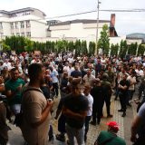 Građani u Novom Pazaru ispred suda traže puštanje na slobodu uhapšenih 7