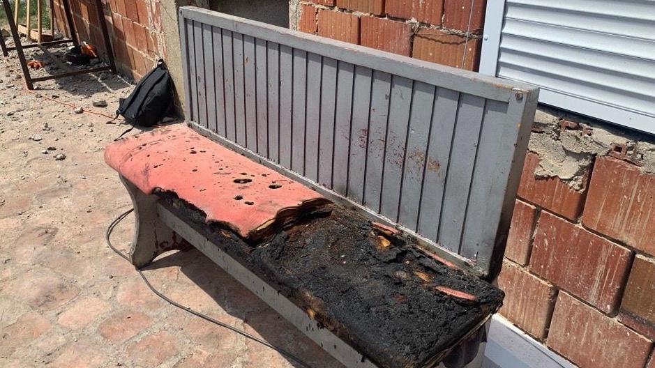 Požar ostavio pustoš: BBC u jednom od spaljenih sela na jugu Srbije 2 Gotovo spaljena klupa pred kućom Aleksandra Milosavljevića