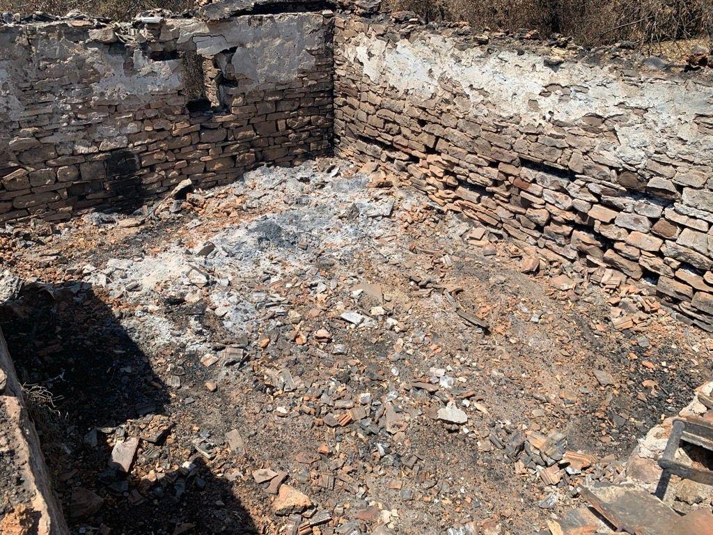 Požar ostavio pustoš: BBC u jednom od spaljenih sela na jugu Srbije 5 Velika rupa nastala posle požara