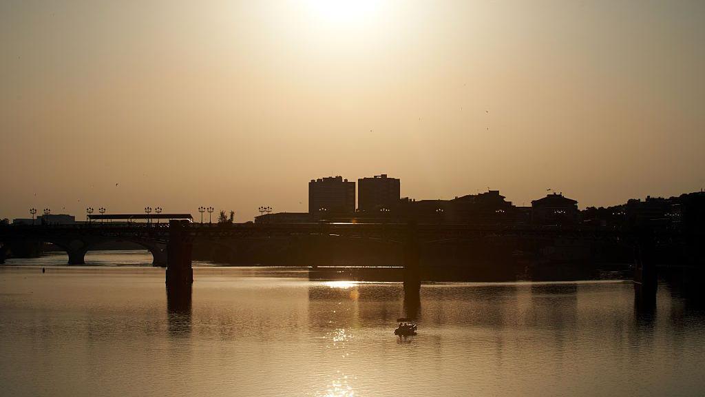 Šta je 'temperatura vlažne sijalice' i zašto je važna 4 Reka u Tuluzu u sumrak