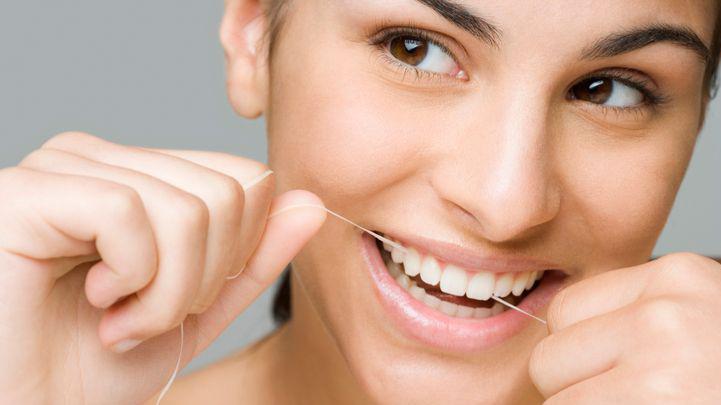 Kako se rešiti neprijatnog zadaha 2 Žena koncem čisti zube