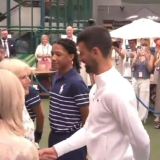 Britanska kraljica se pozdravila sa Đokovićem pre meča sa Kobolijem: Novakov gest oduševio navijače (VIDEO) 4