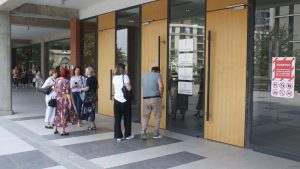 Ne znam da li iko zna šta su bile stvarne namere i cilj poziva na debatu. Ne verujem da je predsednik pomislio da može da prevari studente ili one koji podržavaju njihov bunt, da će uspeti da ih namami da izađu na megdan rečima. Neću ni da pomislim da predsednik veruje da bi takav okršaj pred kamerama mogao da bude pomoć i početak smirivanja i izlaza iz krize. To bi mogao samo onaj ko pameti nema, ko je sa uma sišao.