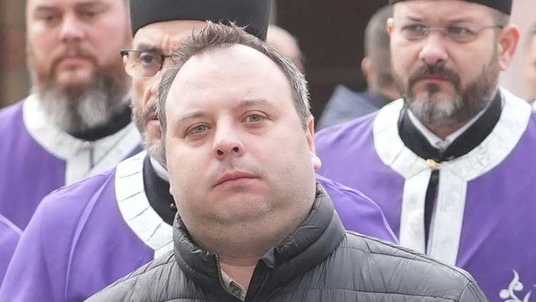 „Dok sam živ i dok postojim voleću Vučića“: Ko je teolog Mil