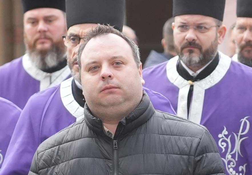 „Dok sam živ i dok postojim voleću Vučića“: Ko je teolog Miloš Stojković od koga svi „peru ruke“?