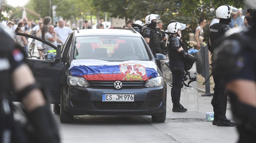 "Kad smo pešačili do Brisela, čika Milomir nas je čekao u svakom gradu i plakao": Niški studenti pozvali na pomoć prevozniku koji je pretio samospaljivanjem ispred SNS 1