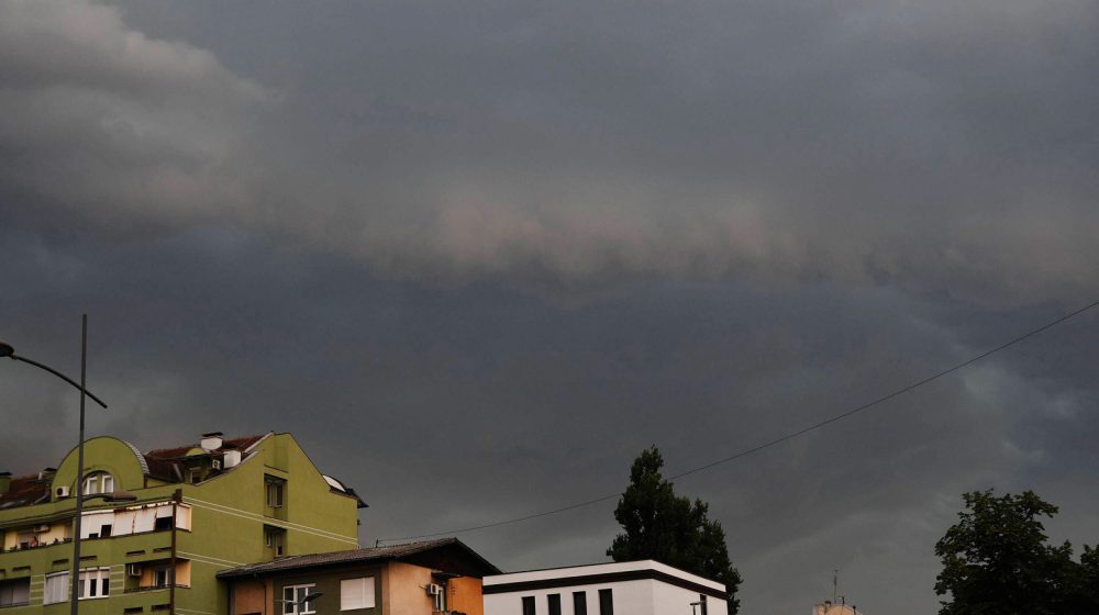 Odleteo deo krova na nadograđenom delu zgrade u Novom Sadu 1