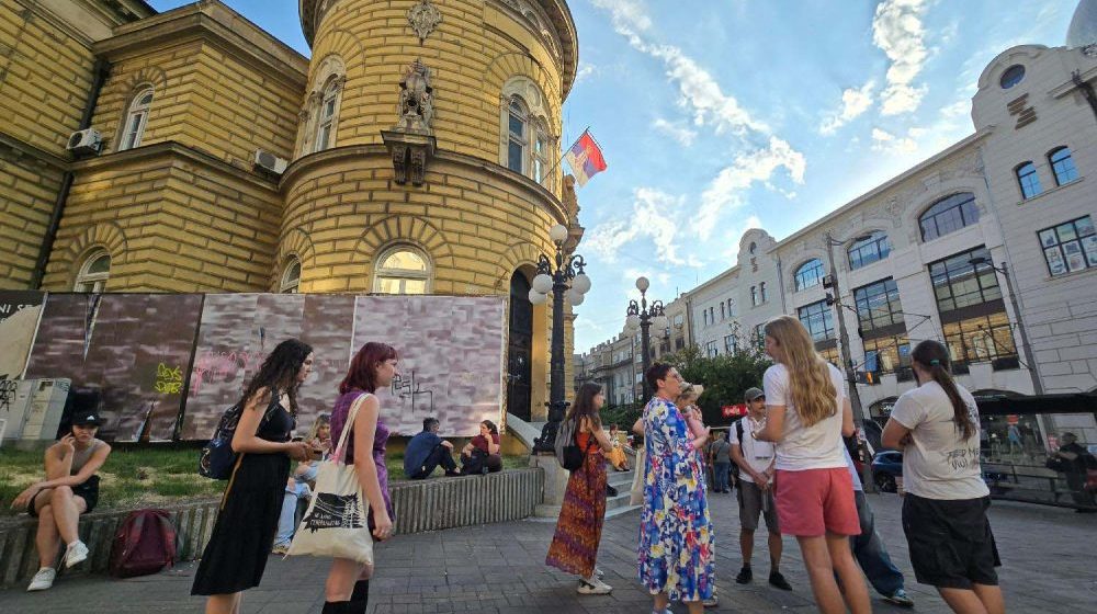 Studenti razvili platno sa natpisom "Degenerična umetnost" ispred SKC-a: Komentar na aktuelnu izložbu (FOTO) 1