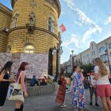 Studenti razvili platno sa natpisom "Degenerična umetnost" ispred SKC-a: Komentar na aktuelnu izložbu (FOTO) 3