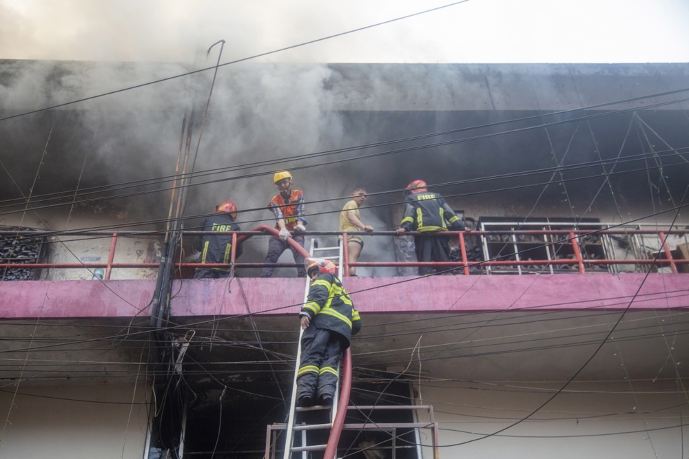 Stravična nesreća u Bangladešu: Srušio se vojni avion na školski kampus, desetine poginulih, stotine povređene, mahom učenici (VIDEO) 2 Stravična nesreća u Bangladešu: Srušio se vojni avion na školski kampus, desetine poginulih, stotine povređene, mahom učenici (VIDEO) 2