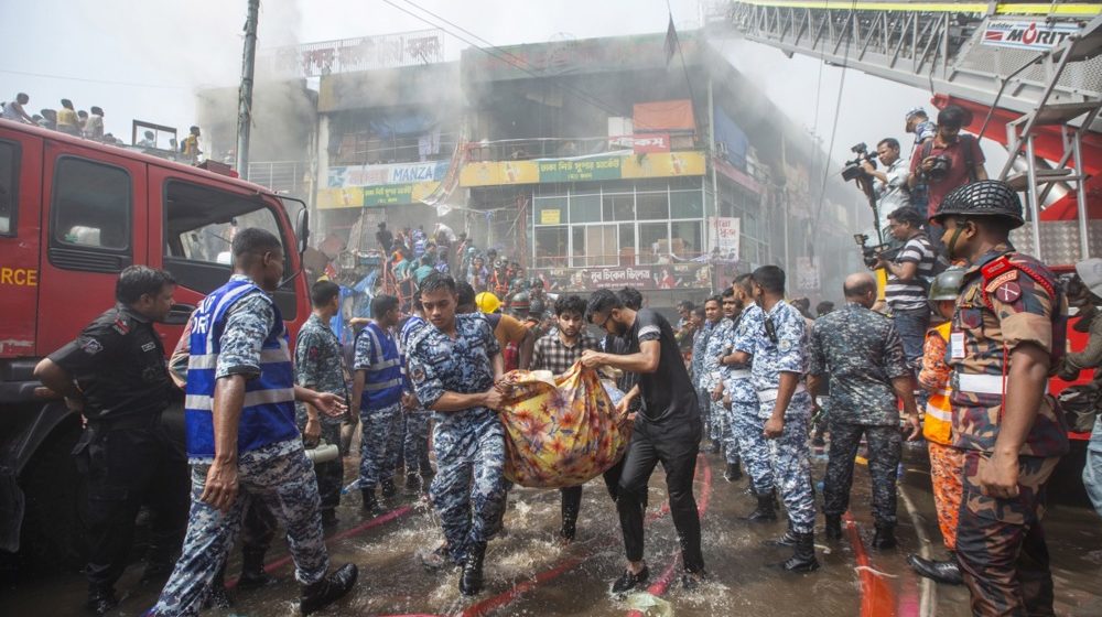 Stravična nesreća u Bangladešu: Srušio se vojni avion na školski kampus, desetine poginulih, stotine povređene, mahom učenici (VIDEO) 1