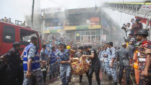 Najmanje 18 ljudi poginulo je kada se trenažni avion Ratnog vazduhoplovstva Bangladeša srušio na školski kampus u prestonici Daki, saopšteno je iz državne vatrogasne službe, prenosi CNN.