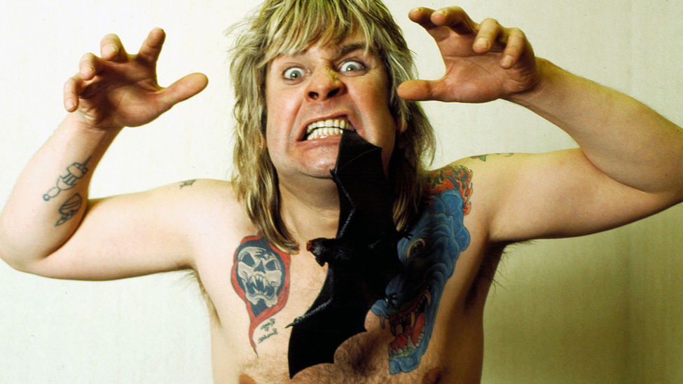 Da li je Ozi Ozborn stvarno odgrizao glavu živom slepom mišu 1 Ozi Ozborn i lutka slepog miša