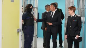 Francuski ministar pravde Žerald Darmanen izjavio je danas da je "prvih 17 najopasnijih trgovaca drogom", prebačeno u zatvor opremljen novom jedinicom visoke bezbednosti, u režimu inspirisanom italijanskim zakonima protiv mafije.