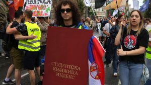 Evroparlamentarac Gordan Bosanac komentarišući studentske proteste u Srbiji, osvrnuo se i na manjak reakcija evropskih institucija na eskalaciju nasilja nakon Vidovdanskog protesta u Beogradu ističući suzdržanost evropskih institucija da pruže jasnu podršku demonstrantima. Naša sagovornica, međutim, ocenjuje da je trenutno primarni cilj Brisela, ipak, očuvanje stabilnosti Zapadnog Balkana i suzbijanje uticaja trećih akterau regionu.