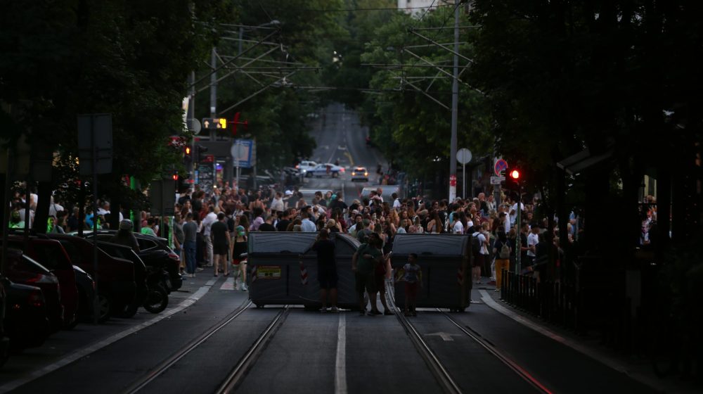 Akademski krizni centar traži hitnu obustavu represije nad mladima, jedan student čeka operaciju zbog povreda policije 1